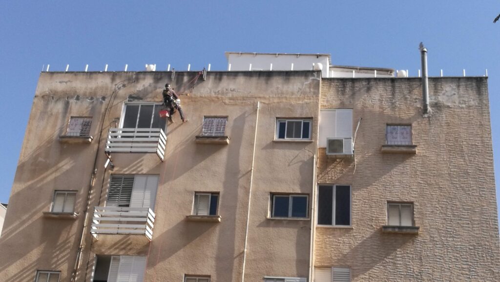 איטום קירות חיצוניים בגובה